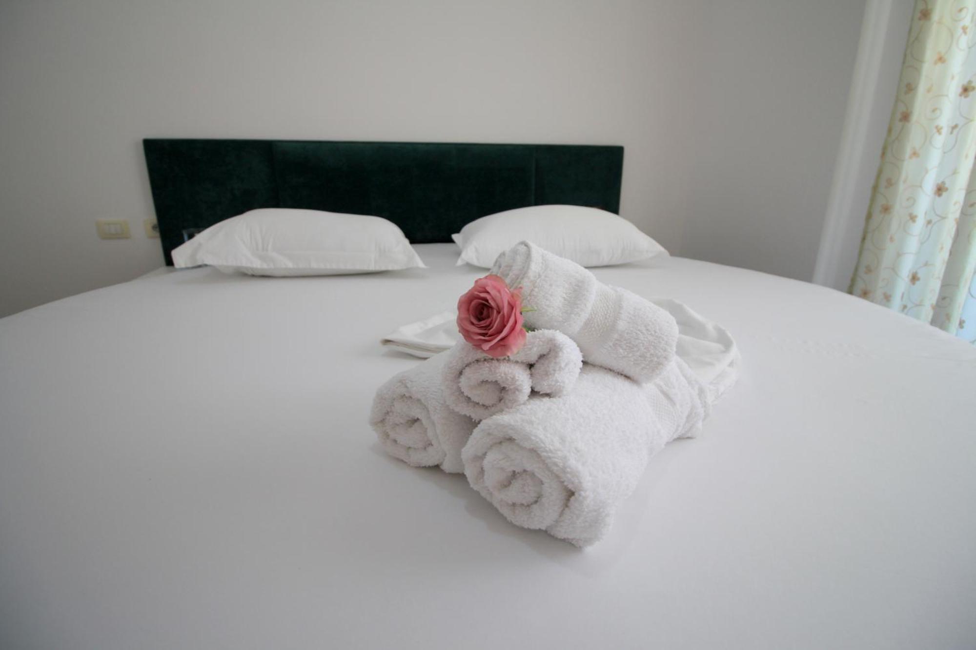 July Seaview Apartments ซารานเดอ ภายนอก รูปภาพ